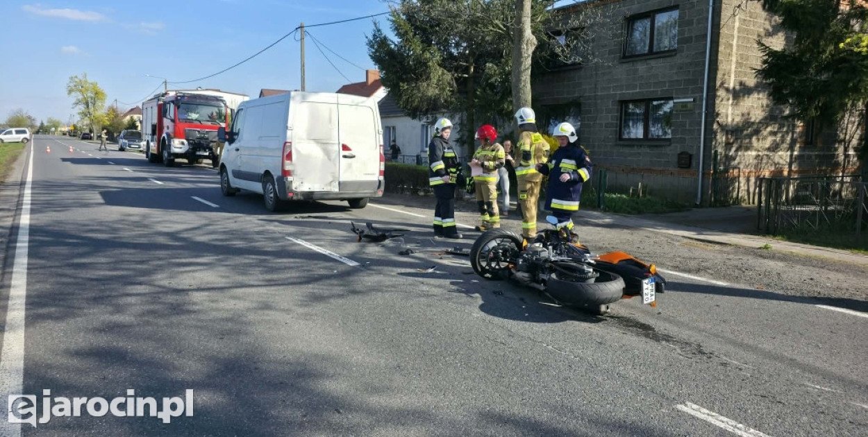 Zderzenie auta dostawczego z motocyklem. DK12 w Jaraczewie zablokowana